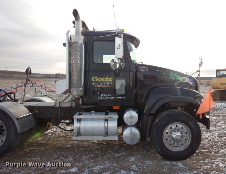 image for item AF9367 2006 Mack CV713  semi truck
