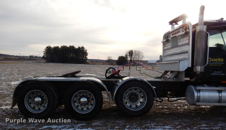 image for item AF9367 2006 Mack CV713  semi truck