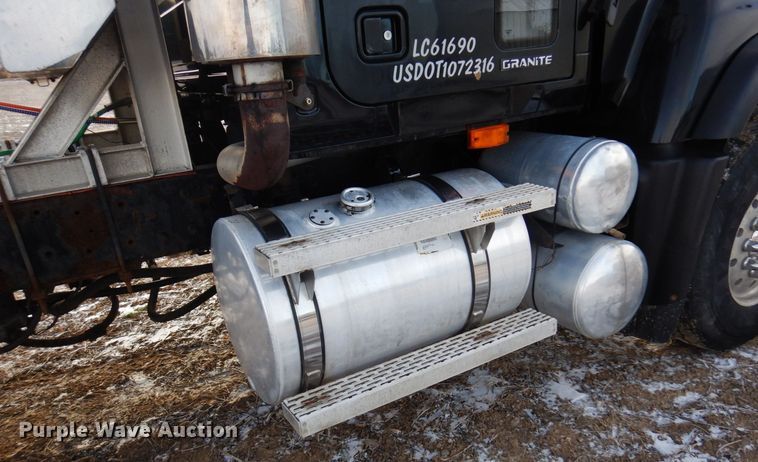 image for item AF9367 2006 Mack CV713  semi truck