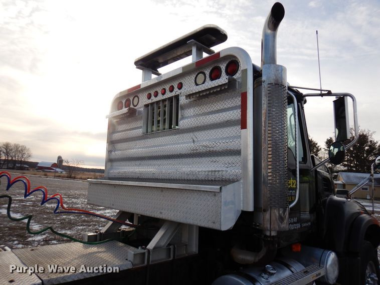image for item AF9367 2006 Mack CV713  semi truck
