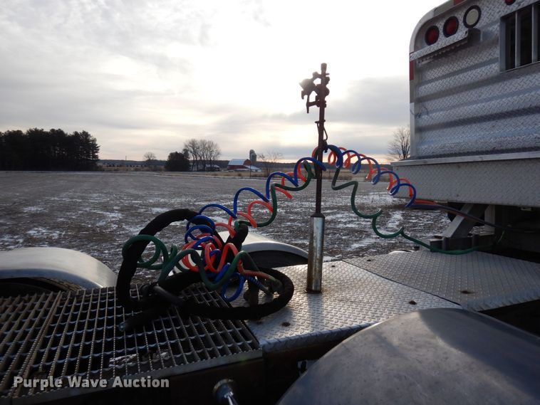 image for item AF9367 2006 Mack CV713  semi truck