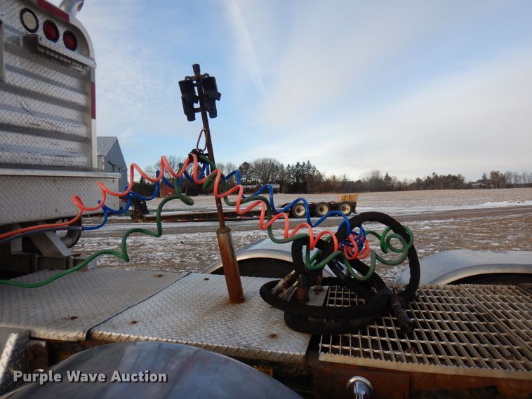 image for item AF9367 2006 Mack CV713  semi truck