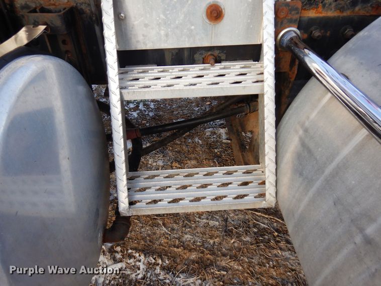 image for item AF9367 2006 Mack CV713  semi truck