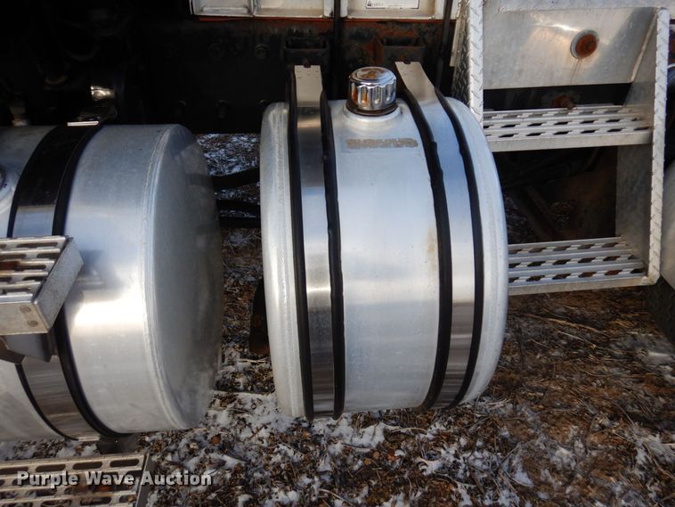 image for item AF9367 2006 Mack CV713  semi truck