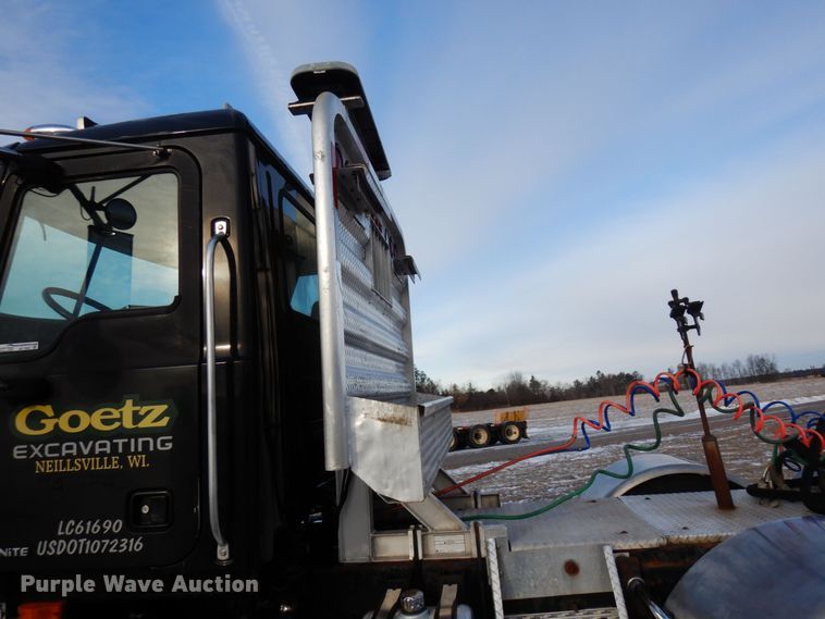 image for item AF9367 2006 Mack CV713  semi truck