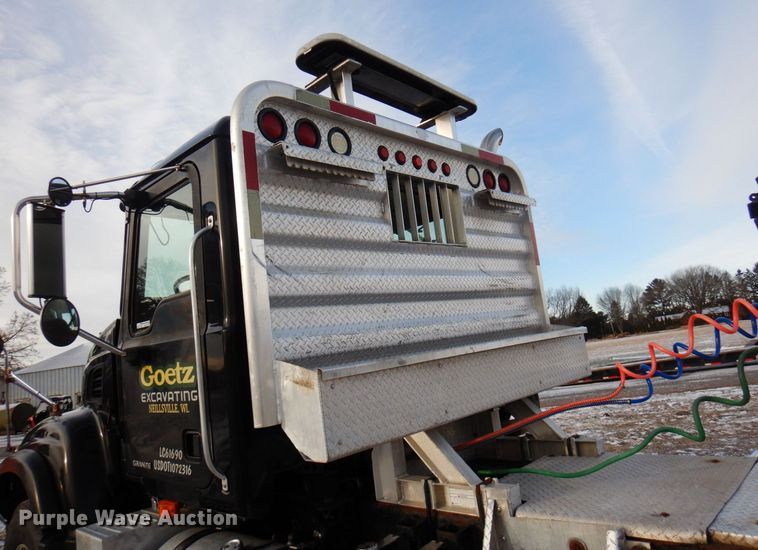 image for item AF9367 2006 Mack CV713  semi truck