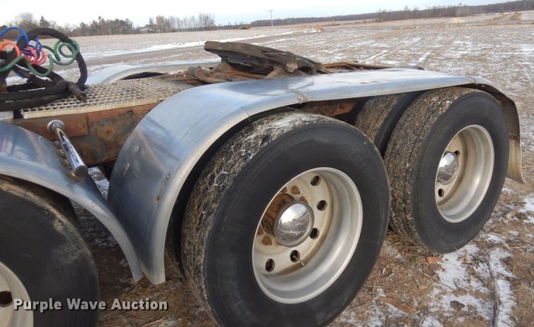 image for item AF9367 2006 Mack CV713  semi truck