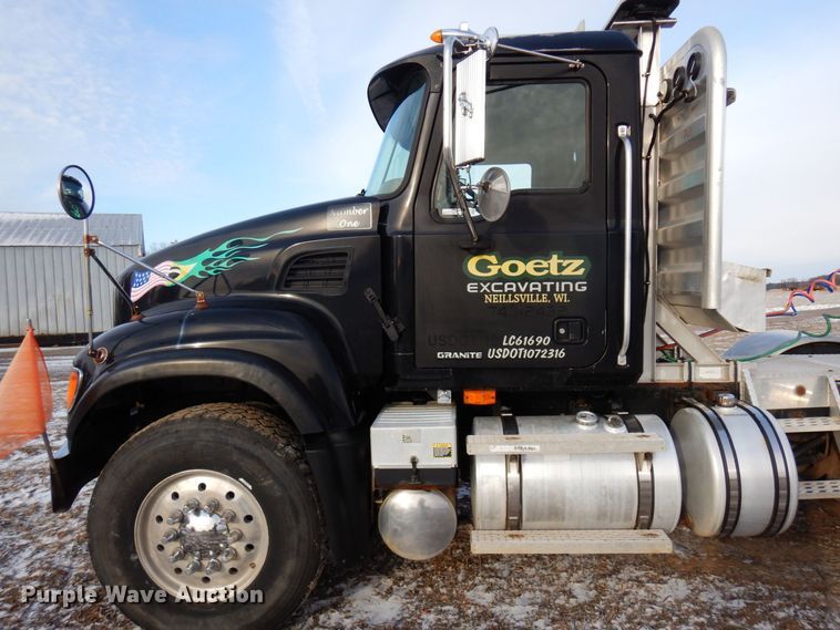 image for item AF9367 2006 Mack CV713  semi truck