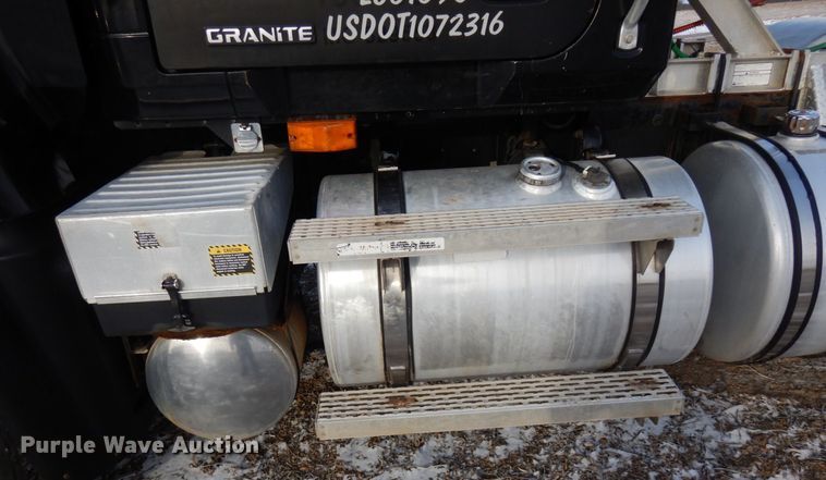 image for item AF9367 2006 Mack CV713  semi truck