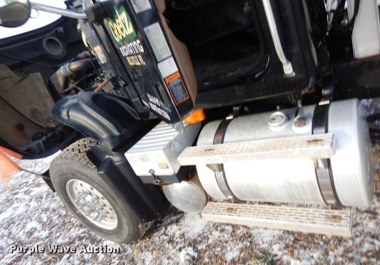 image for item AF9367 2006 Mack CV713  semi truck