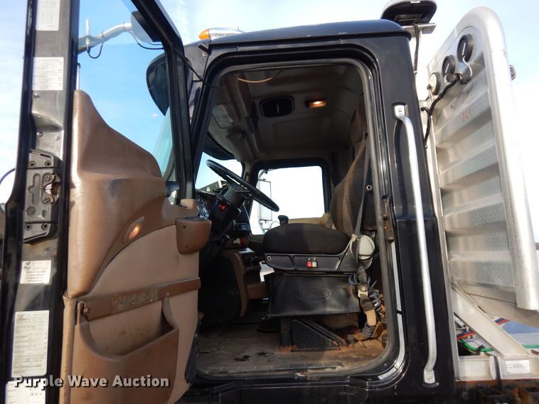 image for item AF9367 2006 Mack CV713  semi truck