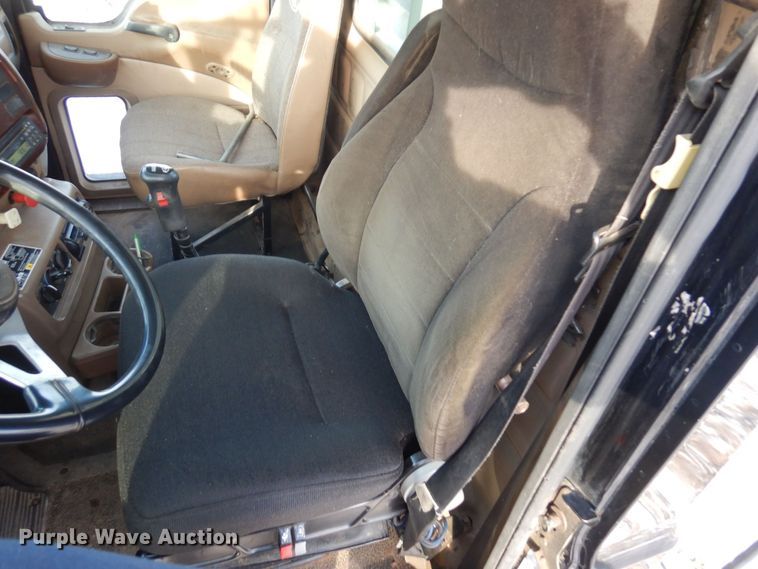 image for item AF9367 2006 Mack CV713  semi truck