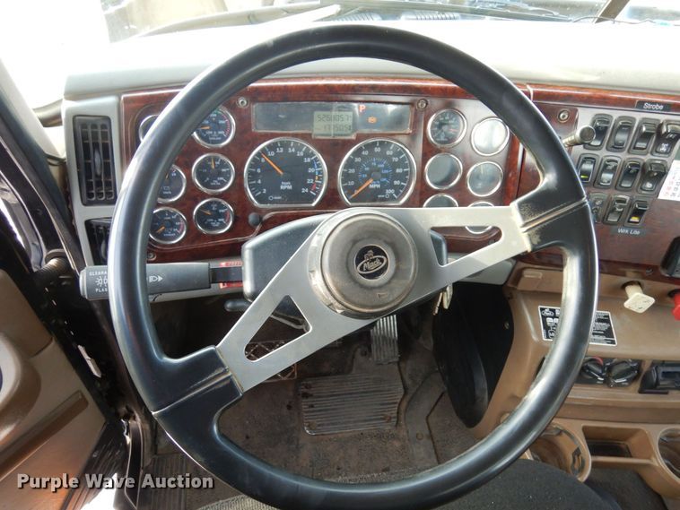 image for item AF9367 2006 Mack CV713  semi truck