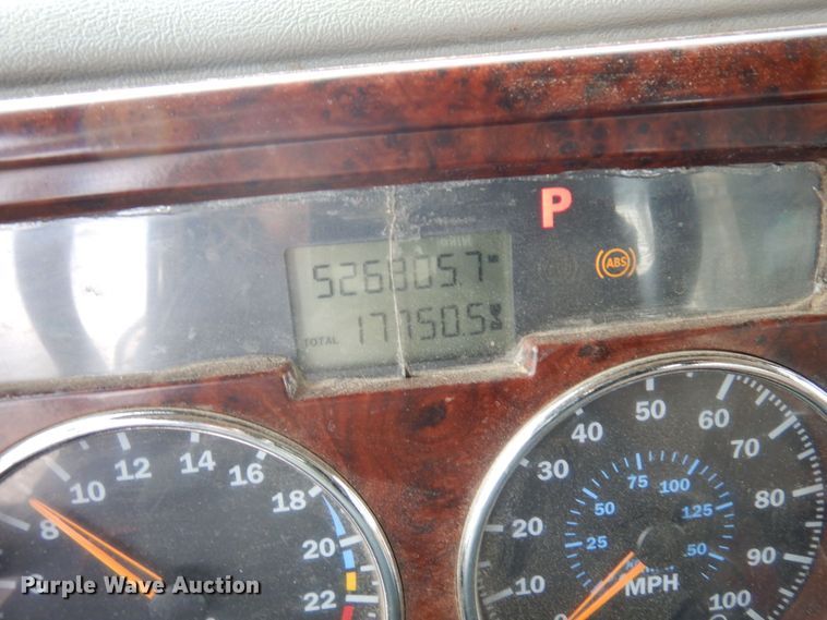 image for item AF9367 2006 Mack CV713  semi truck