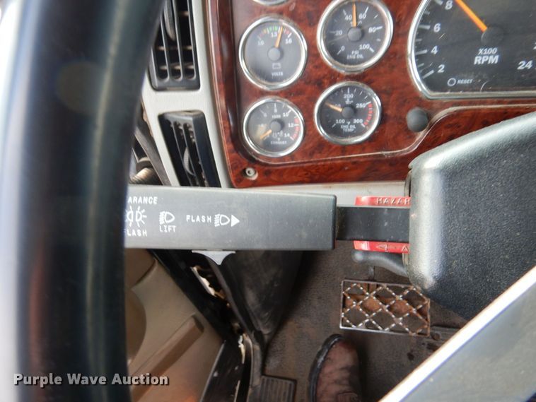 image for item AF9367 2006 Mack CV713  semi truck