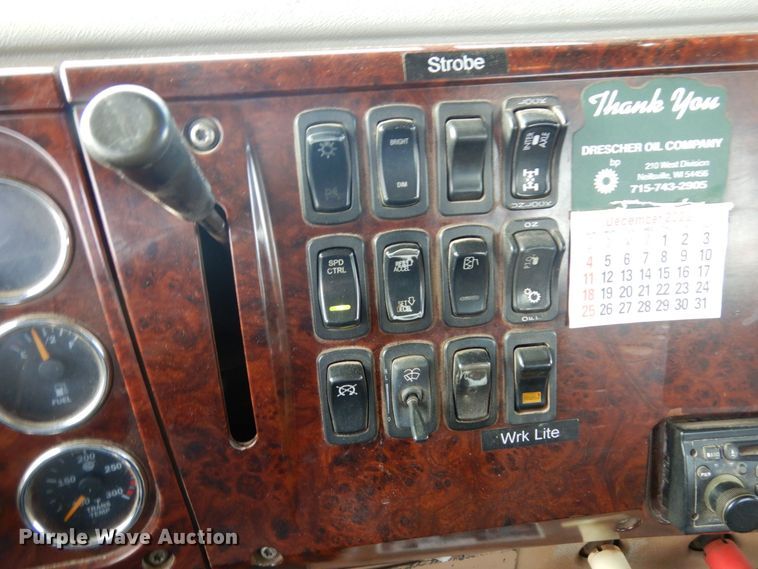 image for item AF9367 2006 Mack CV713  semi truck