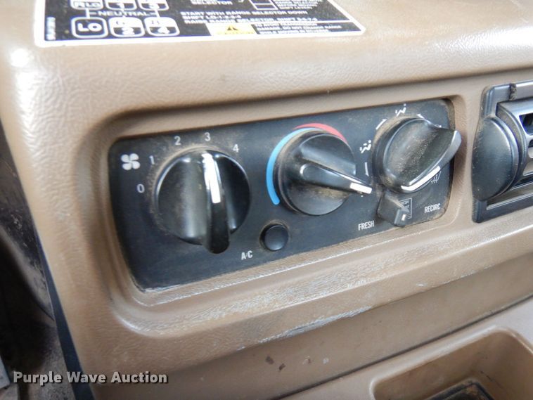 image for item AF9367 2006 Mack CV713  semi truck