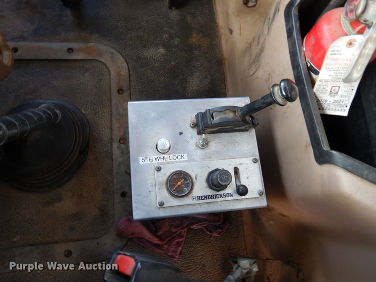 image for item AF9367 2006 Mack CV713  semi truck