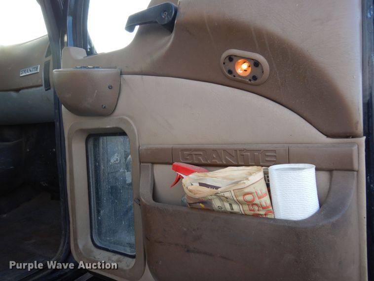 image for item AF9367 2006 Mack CV713  semi truck