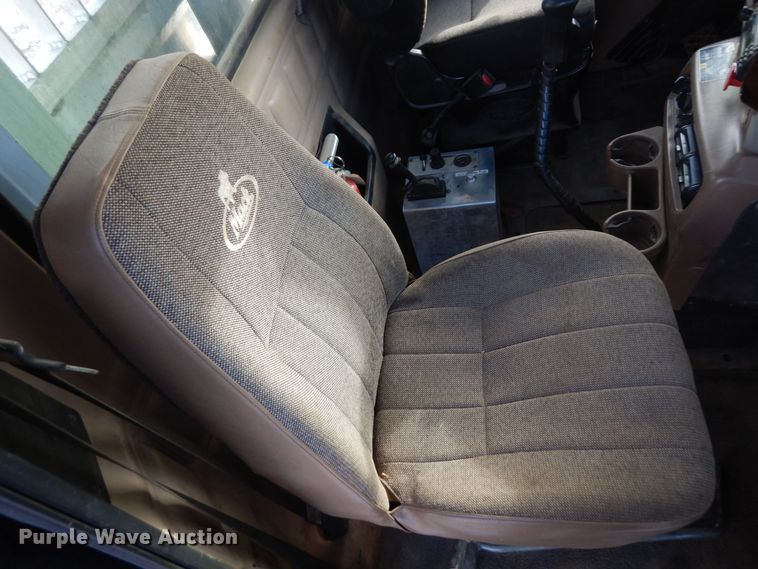 image for item AF9367 2006 Mack CV713  semi truck