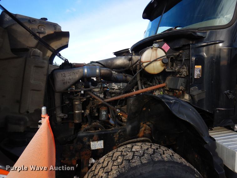 image for item AF9367 2006 Mack CV713  semi truck