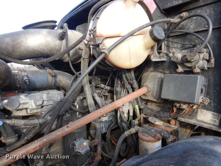 image for item AF9367 2006 Mack CV713  semi truck