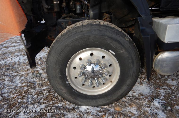 image for item AF9367 2006 Mack CV713  semi truck