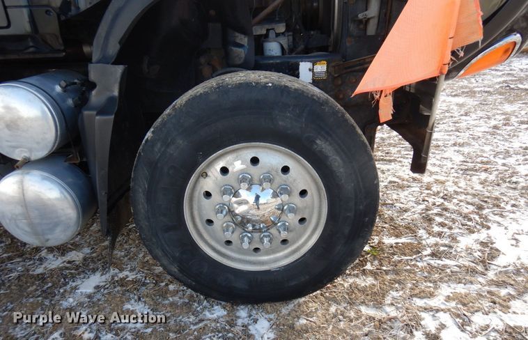 image for item AF9367 2006 Mack CV713  semi truck