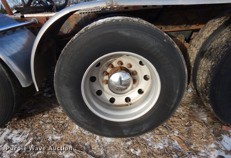 image for item AF9367 2006 Mack CV713  semi truck