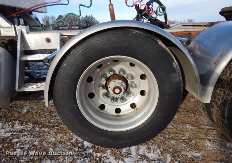 image for item AF9367 2006 Mack CV713  semi truck