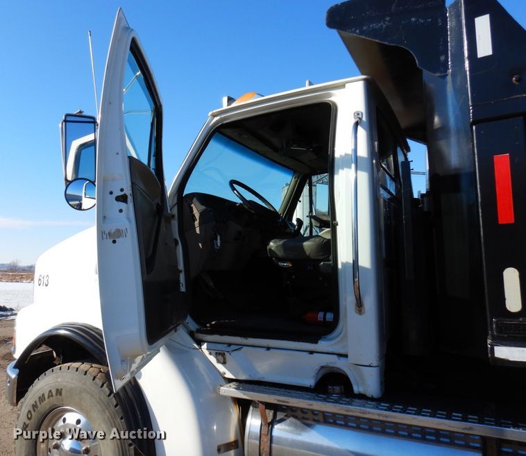 image for item AF9405 2005 Sterling L9500  dump truck