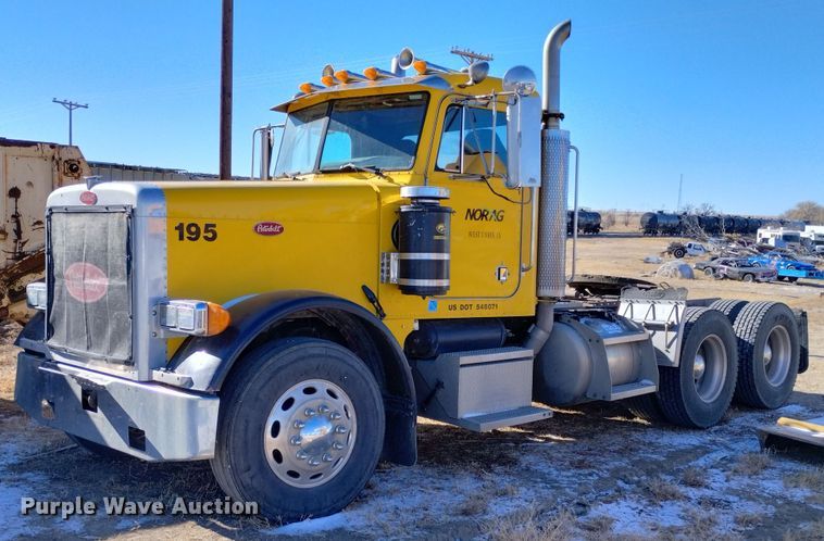 image for item DF8261 2002 Peterbilt 379  semi truck