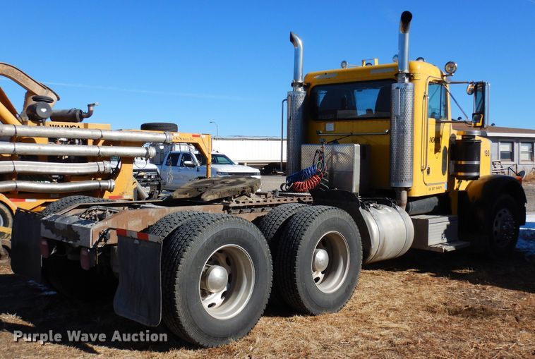 image for item DF8261 2002 Peterbilt 379  semi truck