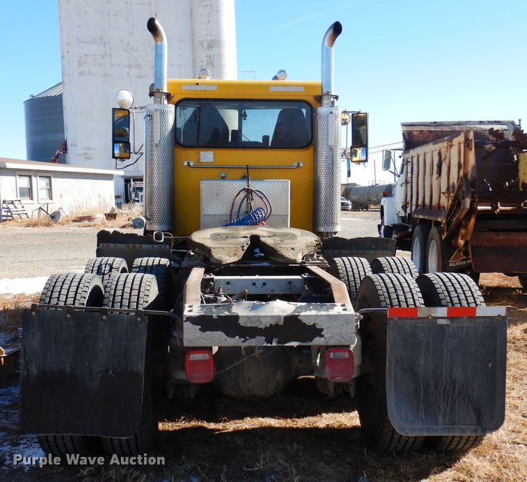 image for item DF8261 2002 Peterbilt 379  semi truck