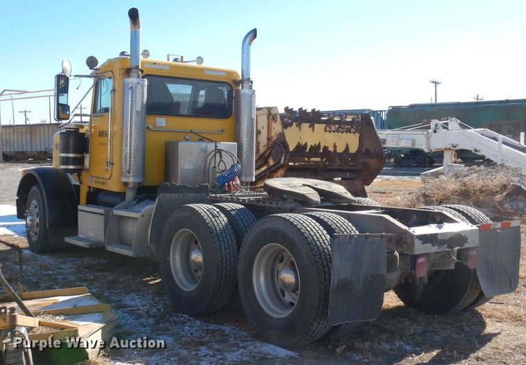 image for item DF8261 2002 Peterbilt 379  semi truck