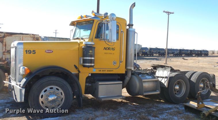 image for item DF8261 2002 Peterbilt 379  semi truck