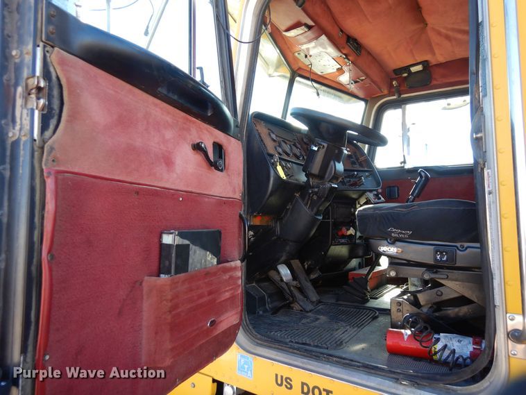 image for item DF8261 2002 Peterbilt 379  semi truck