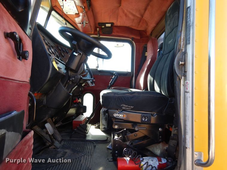 image for item DF8261 2002 Peterbilt 379  semi truck