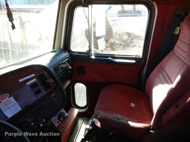 image for item DF8261 2002 Peterbilt 379  semi truck