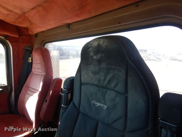 image for item DF8261 2002 Peterbilt 379  semi truck