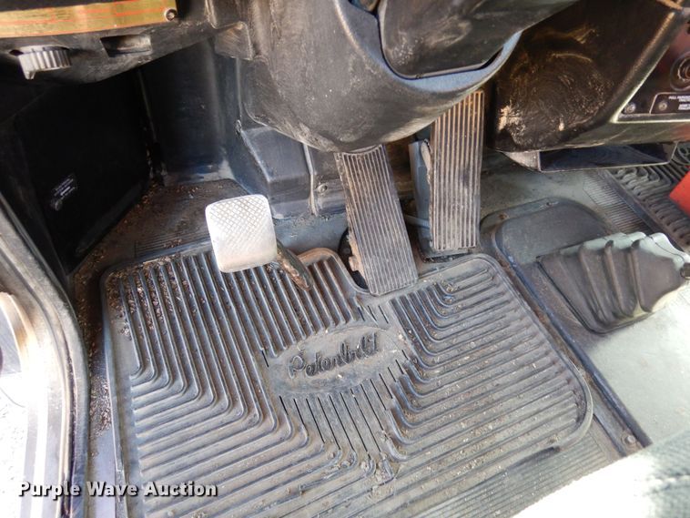 image for item DF8261 2002 Peterbilt 379  semi truck