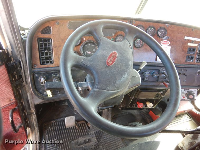 image for item DF8261 2002 Peterbilt 379  semi truck