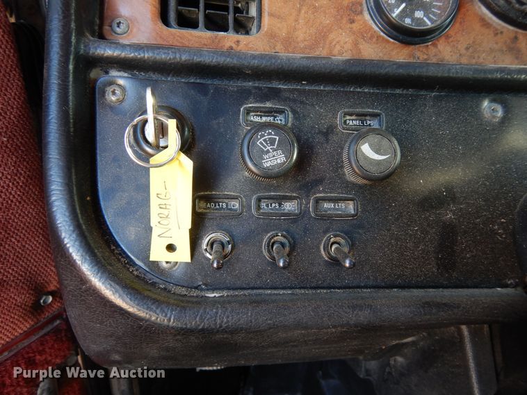 image for item DF8261 2002 Peterbilt 379  semi truck