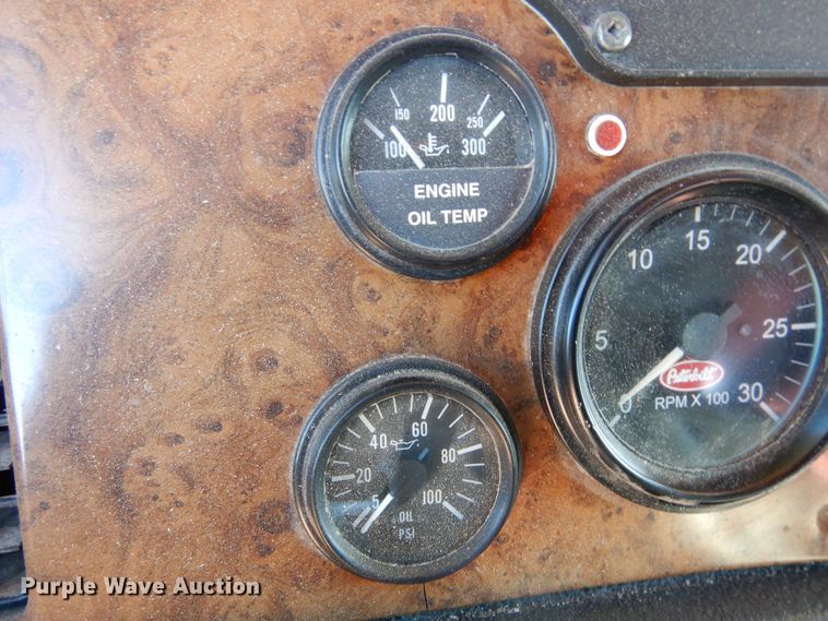 image for item DF8261 2002 Peterbilt 379  semi truck