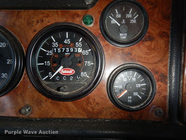 image for item DF8261 2002 Peterbilt 379  semi truck