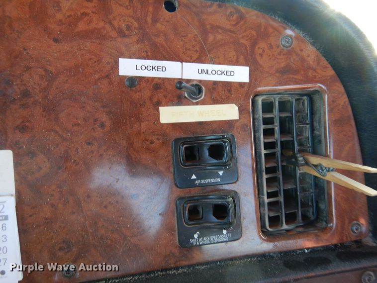 image for item DF8261 2002 Peterbilt 379  semi truck