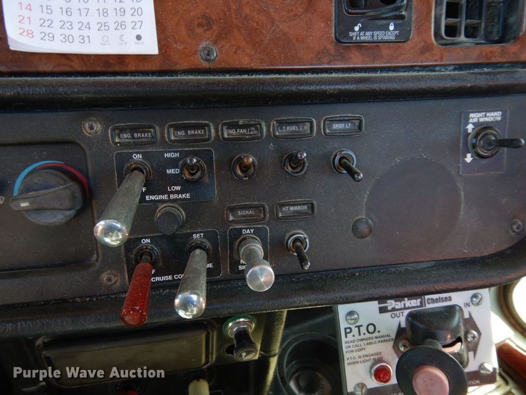 image for item DF8261 2002 Peterbilt 379  semi truck