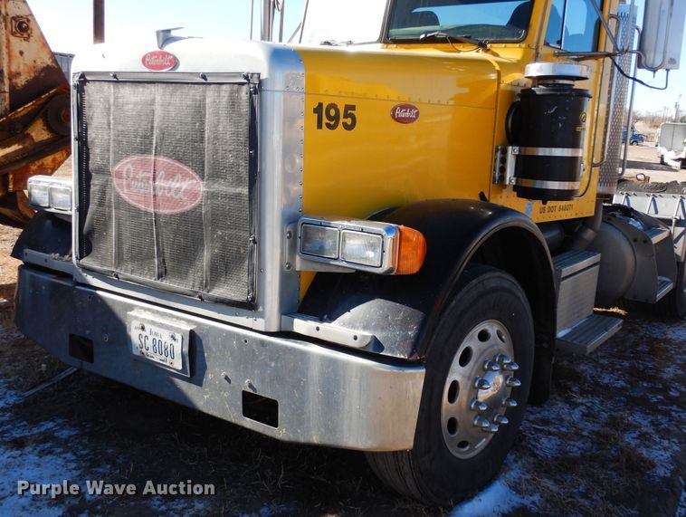 image for item DF8261 2002 Peterbilt 379  semi truck