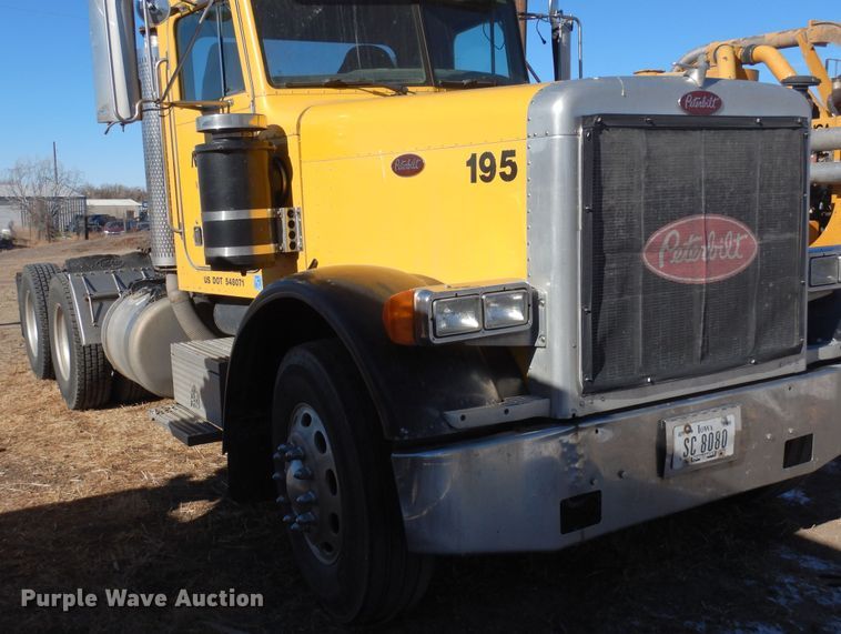 image for item DF8261 2002 Peterbilt 379  semi truck