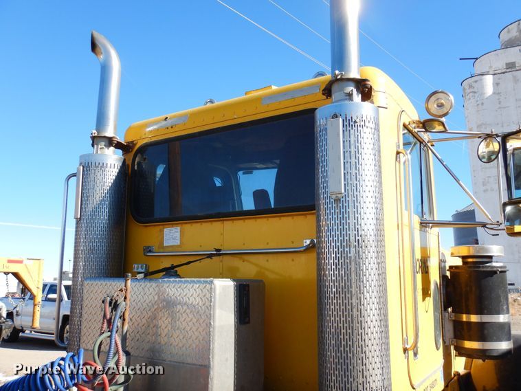 image for item DF8261 2002 Peterbilt 379  semi truck